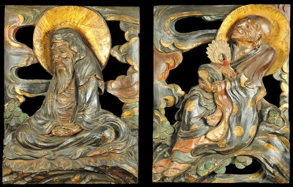 Coppia di pannelli in legno intagliato raffiguranti saggi, Cina XIX secolo