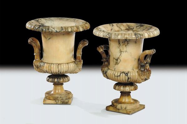 Coppia di anfore biansate neoclassiche in alabastro, XIX secolo