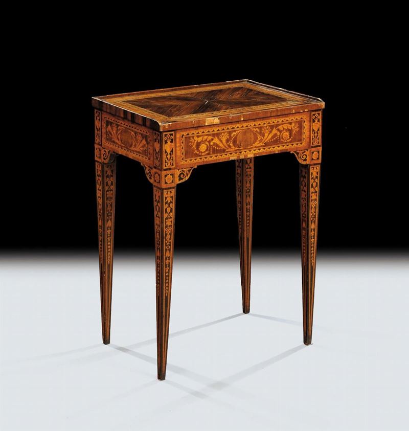 Tavolino da lavoro Luigi XVI interamente lastronato ed intarsiato con monogramma, Lombardia fine XVIII secolo  - Asta Antiquariato, Argenti e Dipinti Antichi - Cambi Casa d'Aste
