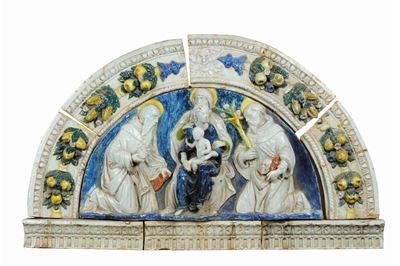 Mezzaluna in Maiolica Policroma con Sacra Famiglia alla Maniera di Luca della Robbia, XIX Secolo
