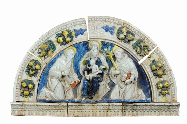 Mezzaluna in maiolica policroma con Sacra Famiglia alla maniera di Luca Della Robbia, XIX secolo