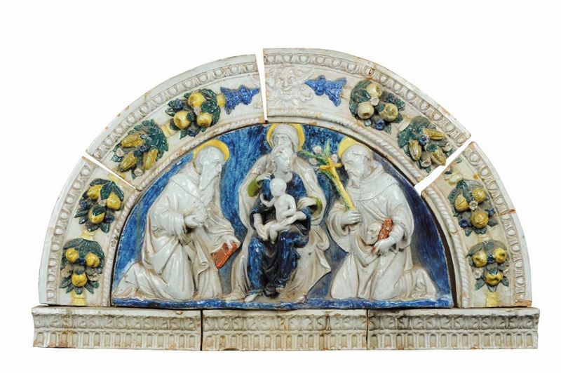 Mezzaluna in maiolica policroma con Sacra Famiglia alla maniera di Luca Della Robbia, XIX secolo  - Auction Antiquariato, Argenti e Dipinti Antichi - Cambi Casa d'Aste