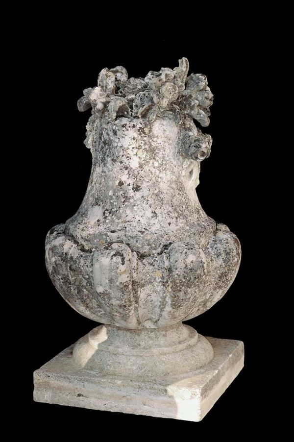 Coppia di vasi bacellati in pietra, XVIII secolo