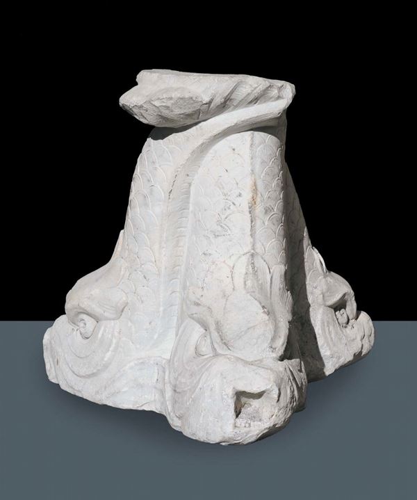 Elemento di fontana in marmo bianco scolpito con tritoni, XVIII secolo