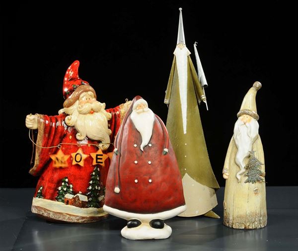 Quattro figure di Babbo Natale in materiali diversi