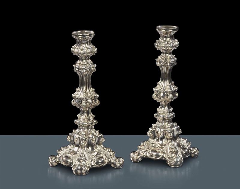 Coppia candelieri argento sbalzato, Austria XX secolo  - Asta Antiquariato e Dipinti Antichi - Cambi Casa d'Aste