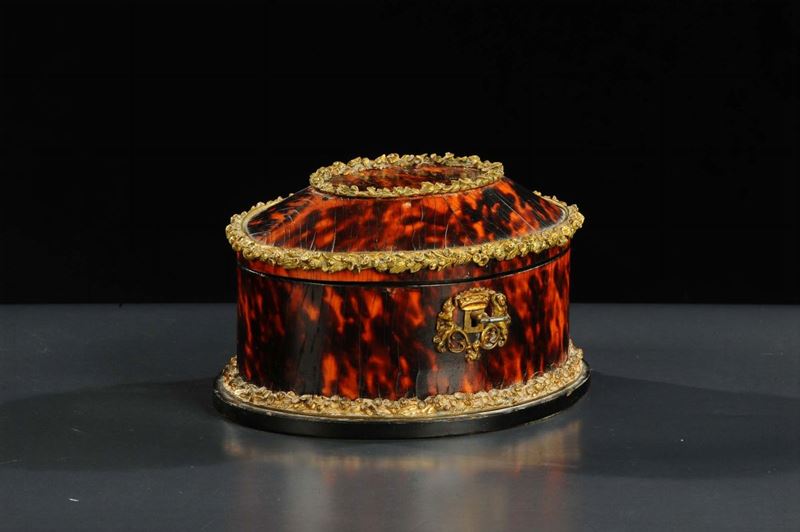 Scatola ovale in tartaruga con applicazioni di bronzi dorati, XIX secolo  - Asta Antiquariato, Argenti e Dipinti Antichi - Cambi Casa d'Aste