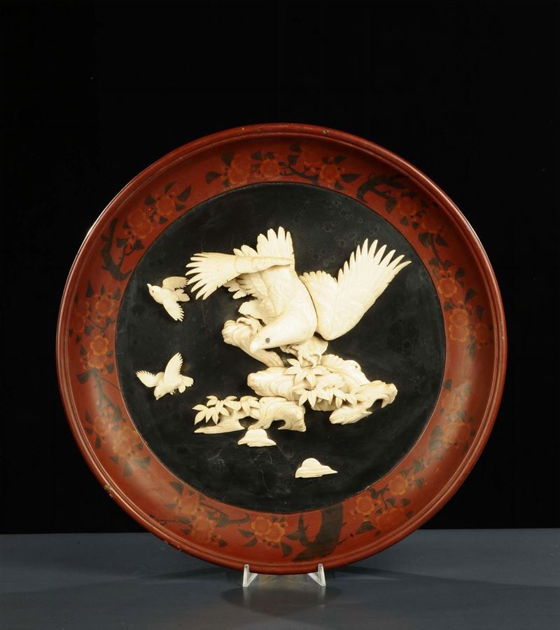 Piatto in papier-marche con decoro raffigurante uccelli predatori in avorio, Giappone  - Auction Oriental Art - Cambi Casa d'Aste