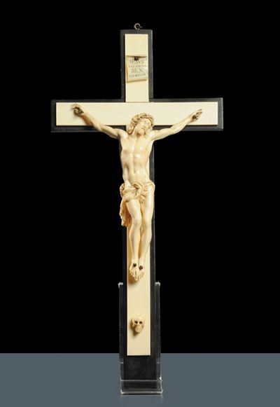 Cristo in Avorio su Crocifisso in Legno e Avorio