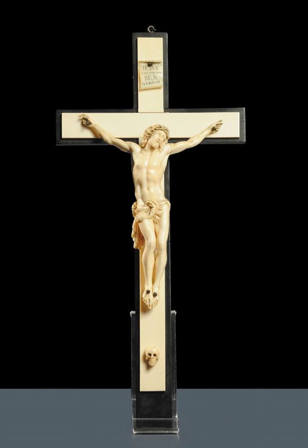 Cristo in avorio su crocifisso in legno e avorio
