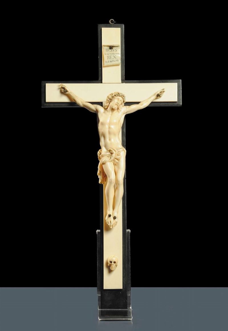 Cristo in avorio su crocifisso in legno e avorio  - Asta Antiquariato, Argenti e Dipinti Antichi - Cambi Casa d'Aste