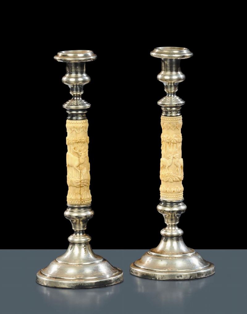 Coppia di candelieri in argento e fusto in avorio scolpito  - Auction Antiquariato, Argenti e Dipinti Antichi - Cambi Casa d'Aste