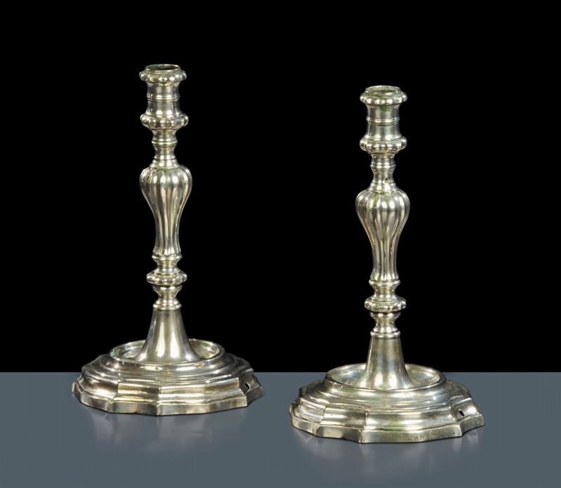 Coppia di candelieri in argento, Firenze XVIII secolo  - Asta Antiquariato, Argenti e Dipinti Antichi - Cambi Casa d'Aste