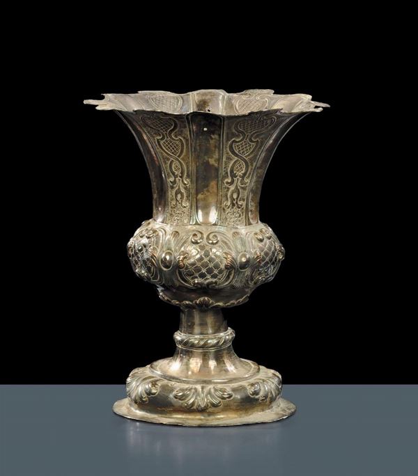 Vaso in argento sbalzato a motivi floreali, XVIII secolo