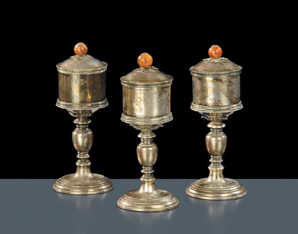 Tre contenitori in argento cilindrici con coperchio, XVII secolo