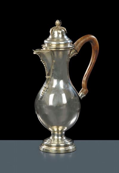 Grande Caffettiera in Argento con Corpo Piriforme e Monogramma Inciso, Firenze XVIII Secolo