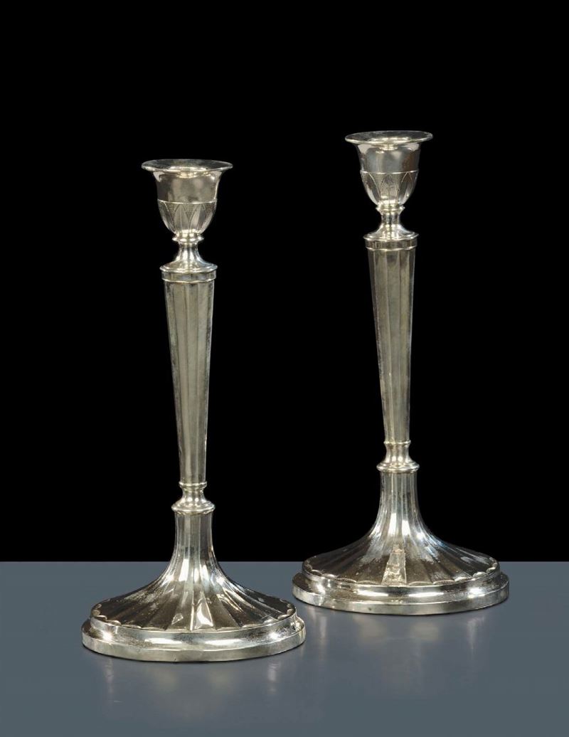 Coppia di candelieri in argento con base circolare e decoro a pipistrello, Firenze XIX secolo  - Asta Antiquariato, Argenti e Dipinti Antichi - Cambi Casa d'Aste