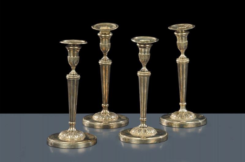 Quattro candelieri in argento con base circolare, bottega di O.Pini Firenze o Livorno inizio XIX secolo  - Auction Antiquariato, Argenti e Dipinti Antichi - Cambi Casa d'Aste
