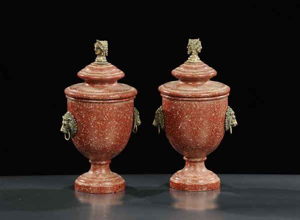 Coppia di vasi in legno a finto porfido con applicazioni in argento
