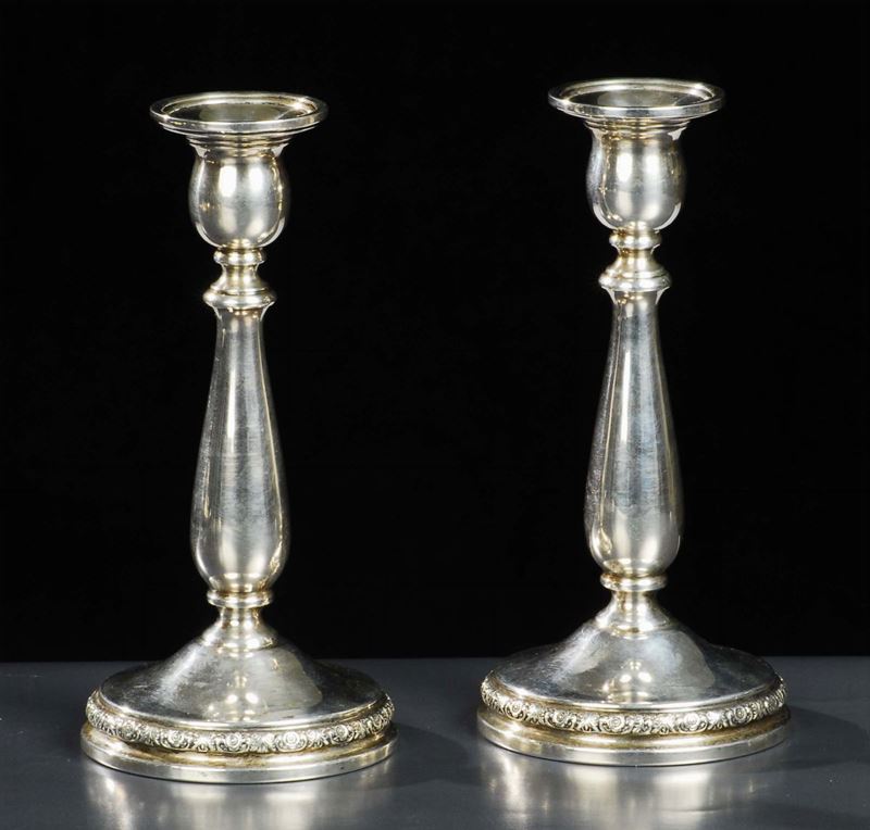 Coppia di candelieri in argento sterling  - Auction Antiquariato, Argenti e Dipinti Antichi - Cambi Casa d'Aste
