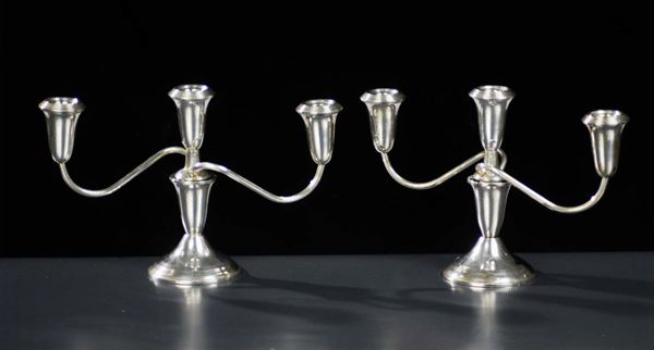Coppia di candelieri a tre fiamme in argento sterling