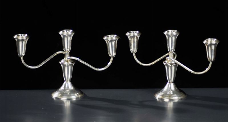 Coppia di candelieri a tre fiamme in argento sterling  - Asta Antiquariato, Argenti e Dipinti Antichi - Cambi Casa d'Aste