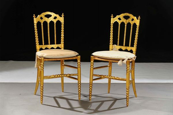Coppia di sedie tipo chiavarine in legno dorato
