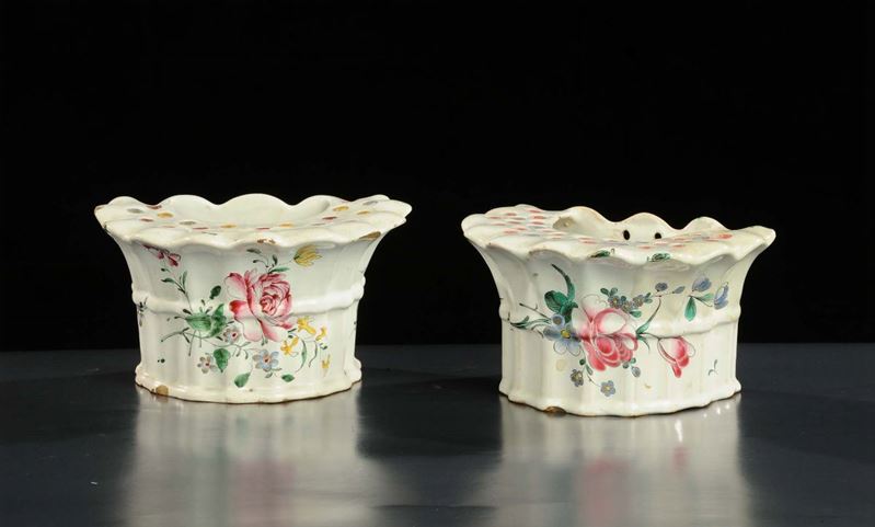 Coppia di fioriere in ceramica, Francia XVIII secolo  - Auction Antiquariato, Argenti e Dipinti Antichi - Cambi Casa d'Aste