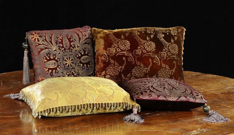 Quattro cuscini decorati, Francia  - Asta Antiquariato, Argenti e Dipinti Antichi - Cambi Casa d'Aste