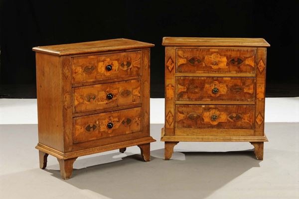 Coppia di piccoli cassettoni lastronati in noce, fine XVIII secolo