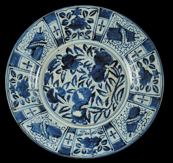 Grande piatto in porcellana, Cina metà XX secolo