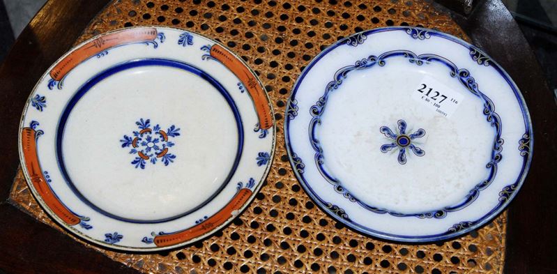 Due piattini diversi in porcellana, Inghilterra XX secolo  - Asta Antiquariato, Argenti e Dipinti Antichi - Cambi Casa d'Aste