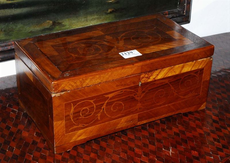 Scatola in legno intarsiata in legni di frutto, fine XIX secolo  - Auction Antiquariato, Argenti e Dipinti Antichi - Cambi Casa d'Aste