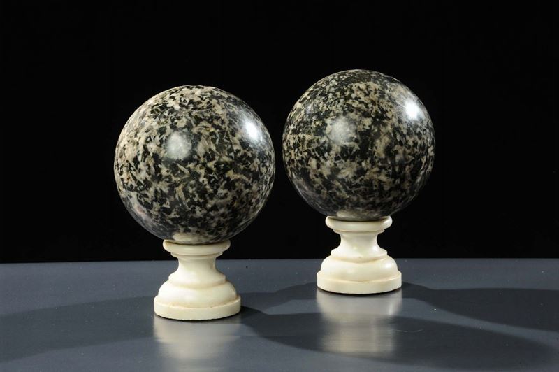 Due sfere in granito con piedistalli in marmo bianco  - Auction Antiquariato, Argenti e Dipinti Antichi - Cambi Casa d'Aste