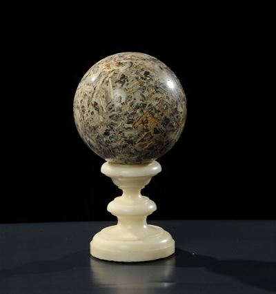 Sfera in Lumachella con Base in Marmo Bianco