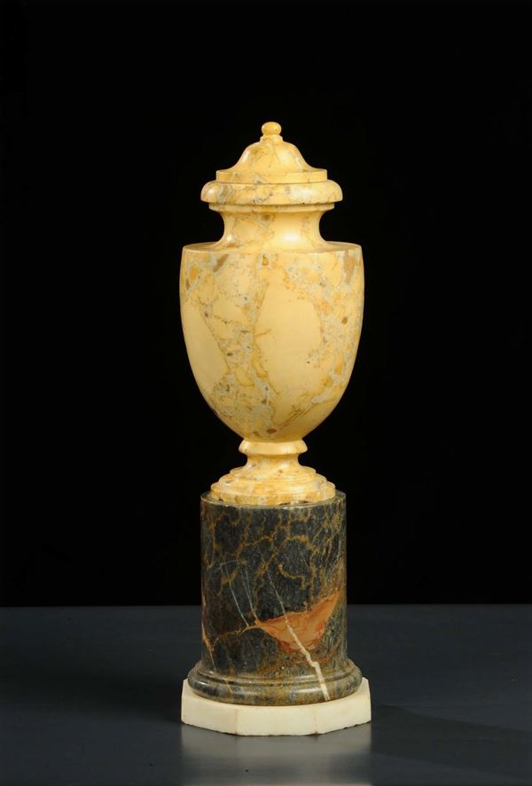 Vaso in marmo giallo di Calcedonia di Volterra