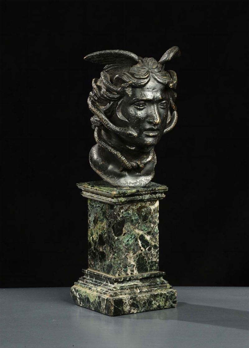 Scultura in bronzo raffigurante Gorgona  - Auction Antiquariato, Argenti e Dipinti Antichi - Cambi Casa d'Aste