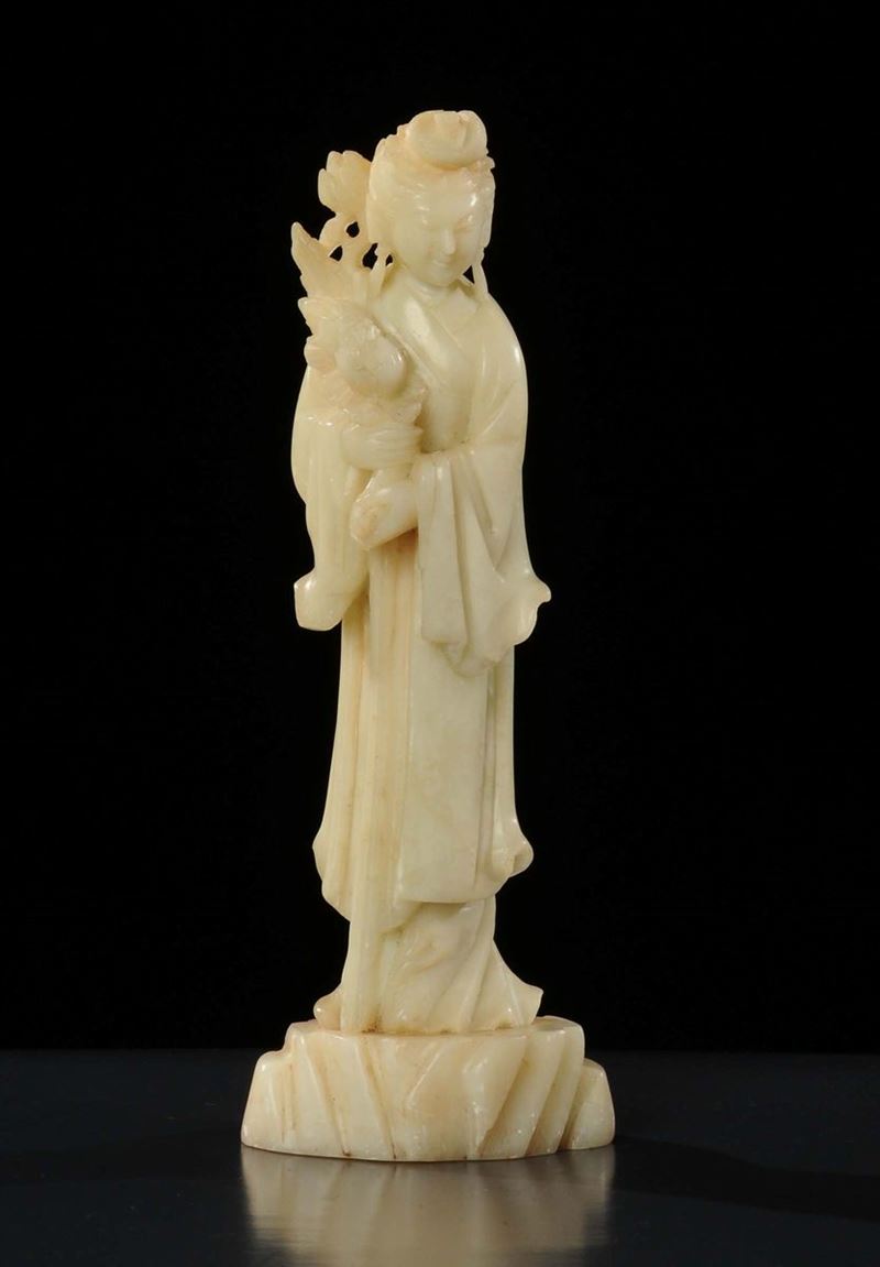 Statuetta raffigurante personaggio orientale in resina  - Asta Arte Orientale - Cambi Casa d'Aste