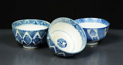 Coppia di Ciotoline in Porcellana Bianca e Blu e Ciotolina Diversa