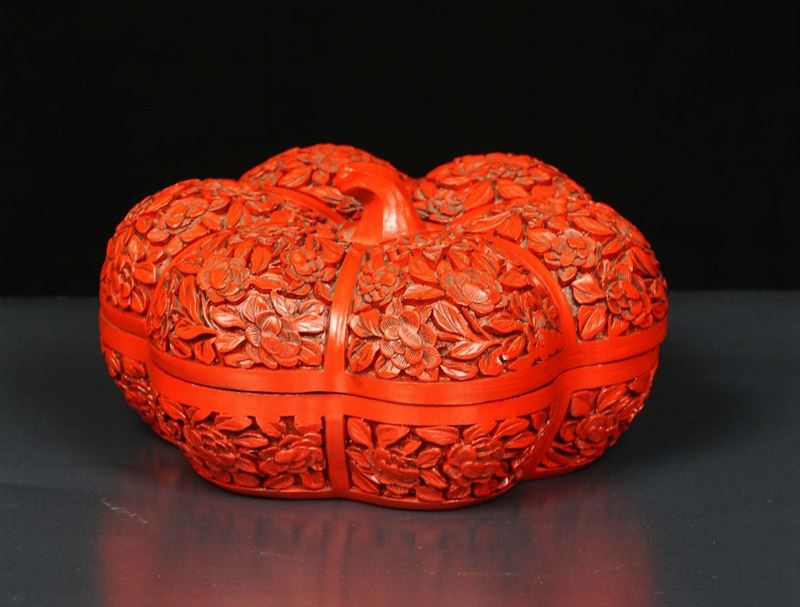 Scatola in lacca rossa a forma di zucca, inizio XX secolo  - Asta Arte Orientale - Cambi Casa d'Aste