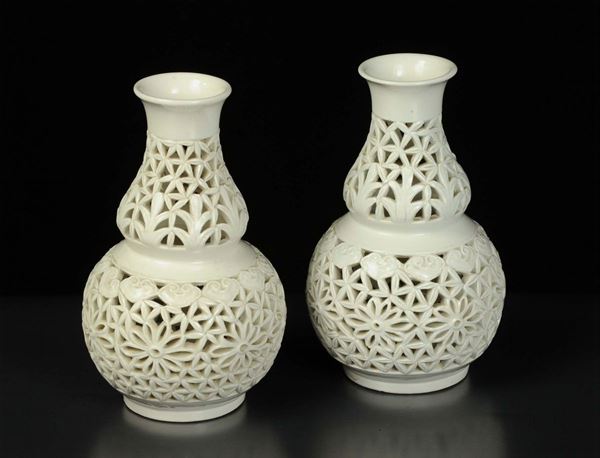 Coppia di vasi in porcellana bianca traforata, Cina