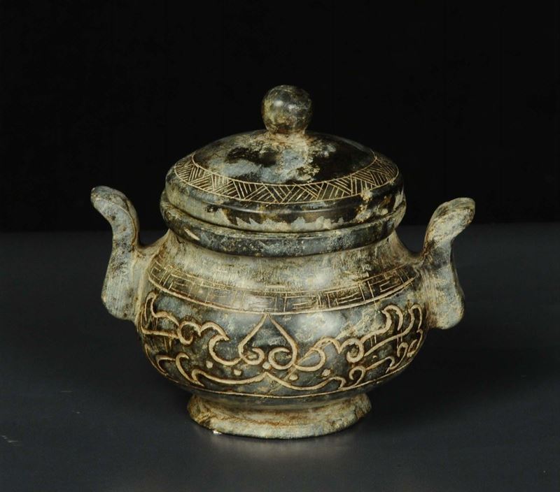 Piccola zuccheriera in pietra dura, Cina  - Auction Oriental Art - Cambi Casa d'Aste