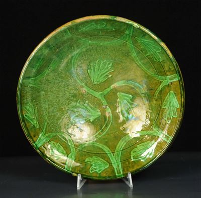 Piatto in Terracotta Smaltata nei Toni del Verde, Turchia XX Secolo