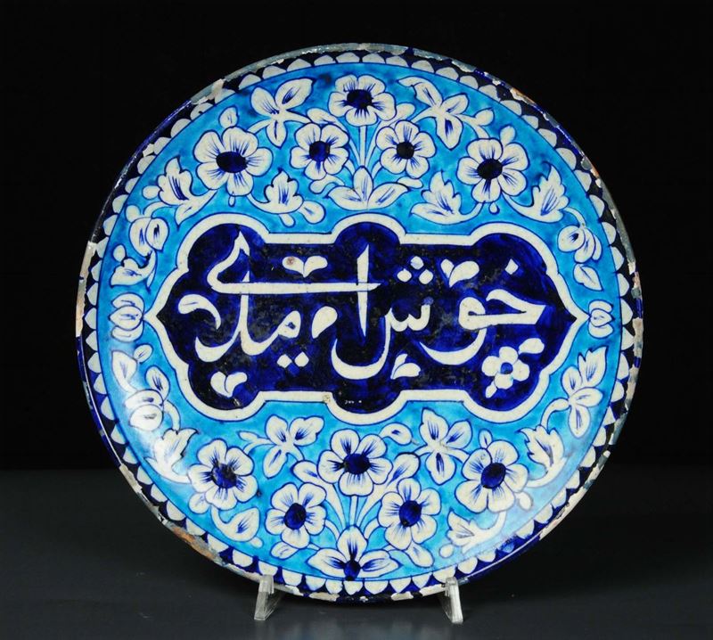 Piatto in terracotta smaltata, Persia fine XIX, firmato  - Asta Arte Orientale - Cambi Casa d'Aste
