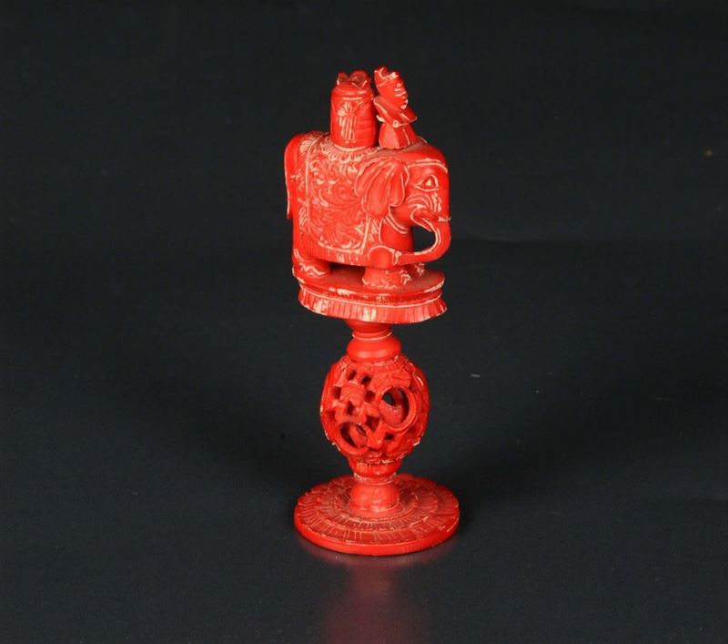 Piccolo sculturina in osso laccato rosso con elefante  - Asta Arte Orientale - Cambi Casa d'Aste