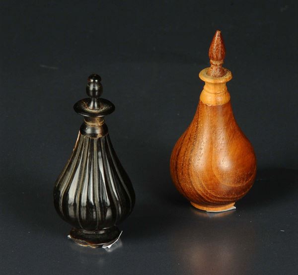 Due portaprofumi in legno e corno
