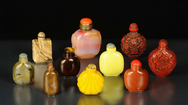 Lotto di 10 snuff bottle in materiali vari  - Asta Arte Orientale - Cambi Casa d'Aste