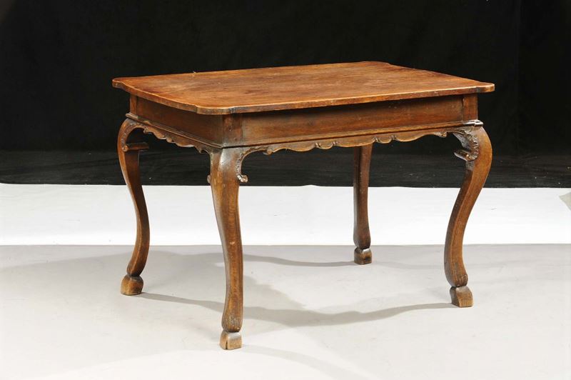Tavolo da centro in noce, inizio XIX secolo  - Auction Antiquariato, Argenti e Dipinti Antichi - Cambi Casa d'Aste