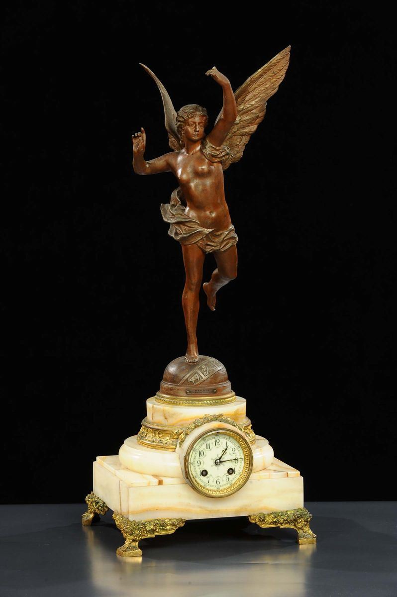 Pendola da camino in metallo patinato e marmo, Francia inizio XX secolo  - Auction OnLine Auction 10-2012 - Cambi Casa d'Aste