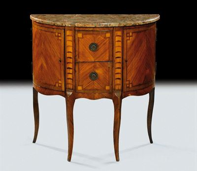 Piccola Commode Demi-lune Intarsiata in Legni di Frutto in Stile Transizione, XIX Secolo